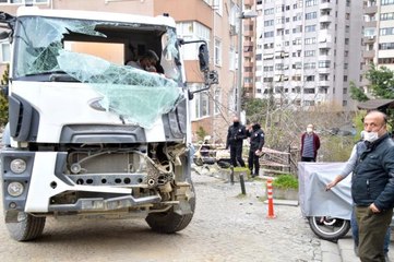 Beşiktaş'ta binaya çarpan beton mikseri vinçle kaldırıldı
