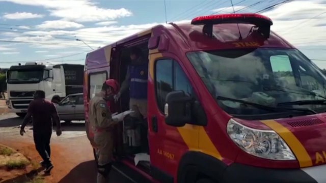 Colisão frontal entre carro e moto deixa jovem ferido no Bairro Cataratas