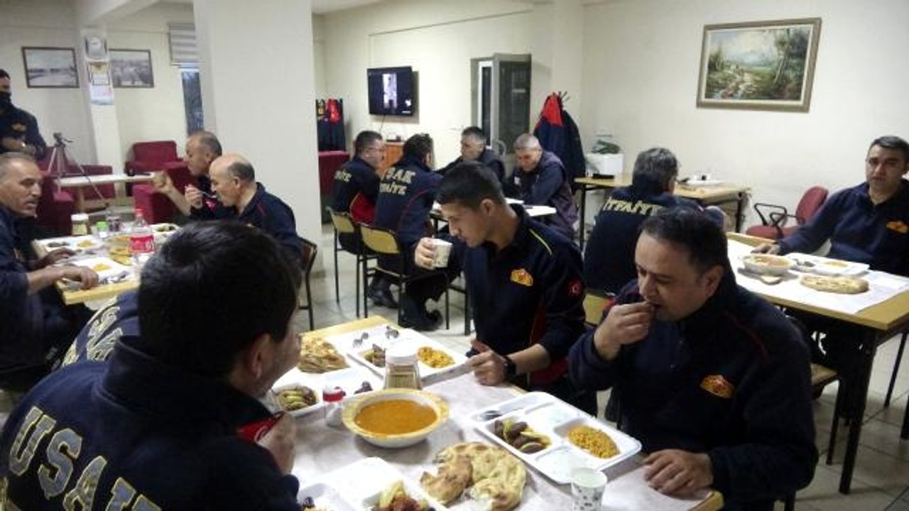 Gözleri telsizde, kulakları ezanda oruç açtılar