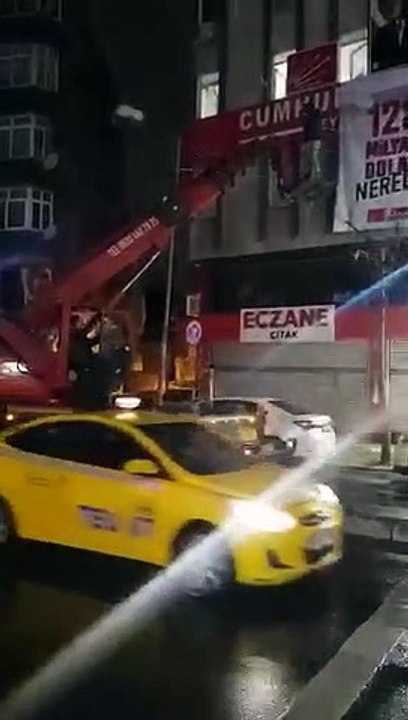 CHP'nin parti binalarına astığı "128 milyar dolar nerede?" afişleri, savcılık talimatıyla kaldırılıyor