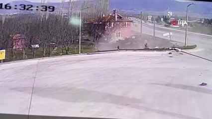 Son dakika... Acil tıp uzmanı genç doktorun hayatını kaybettiği feci kaza kamerada