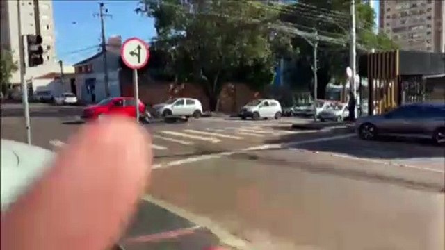 Motociclista fica ferido em acidente de trânsito na Rua Recife, no Centro