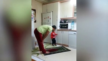 Babasına namazı bozduran küçük çocuk kahkahaya boğdu