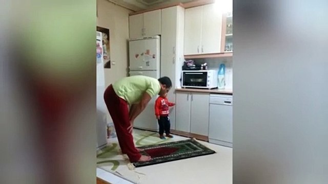 Babasına namazı bozduran küçük çocuk kahkahaya boğdu
