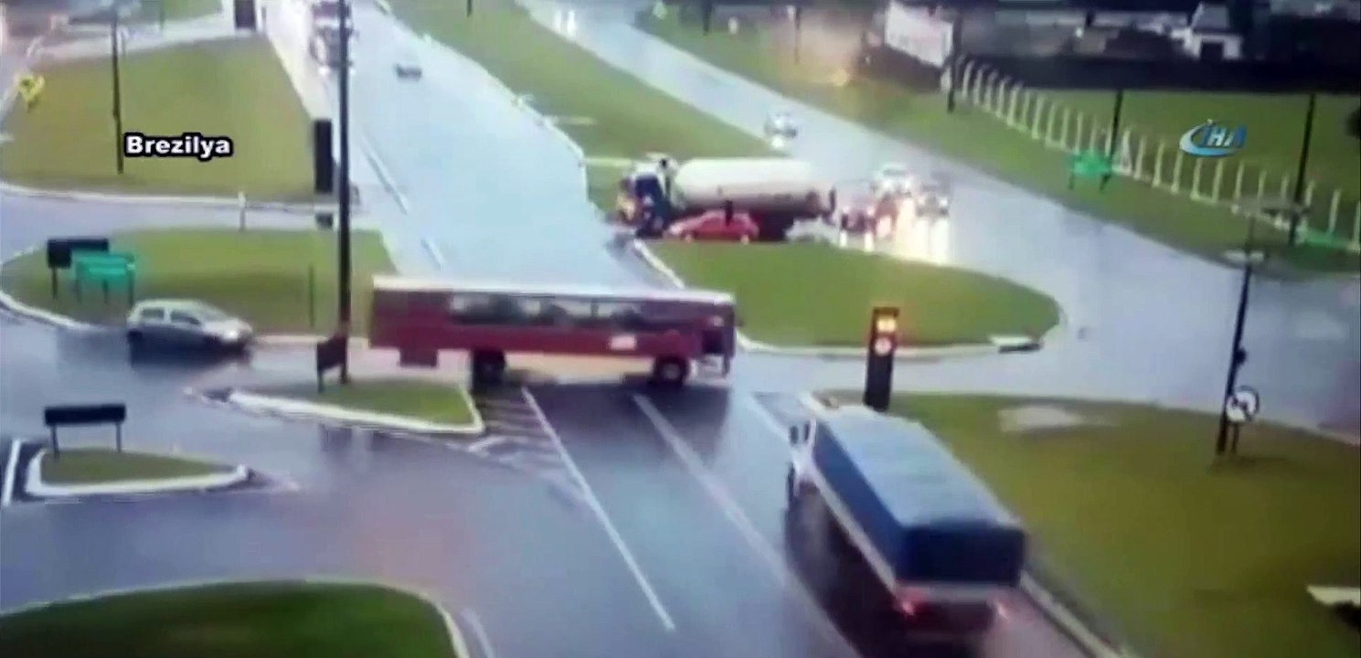 Feci kaza! Otobüs ortadan ikiye bölündü