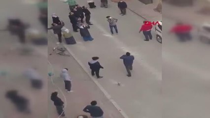 ESENYURT'TA İKİ AİLE ARASINDA BALTALI, SOPALI KAVGA ANI KAMERADA