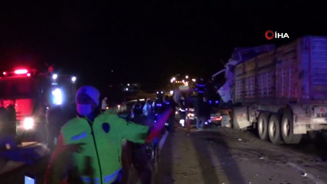 5 tır zincirleme kaza yaptı, karayolu savaş alanına döndü: 2 ağır yaralı