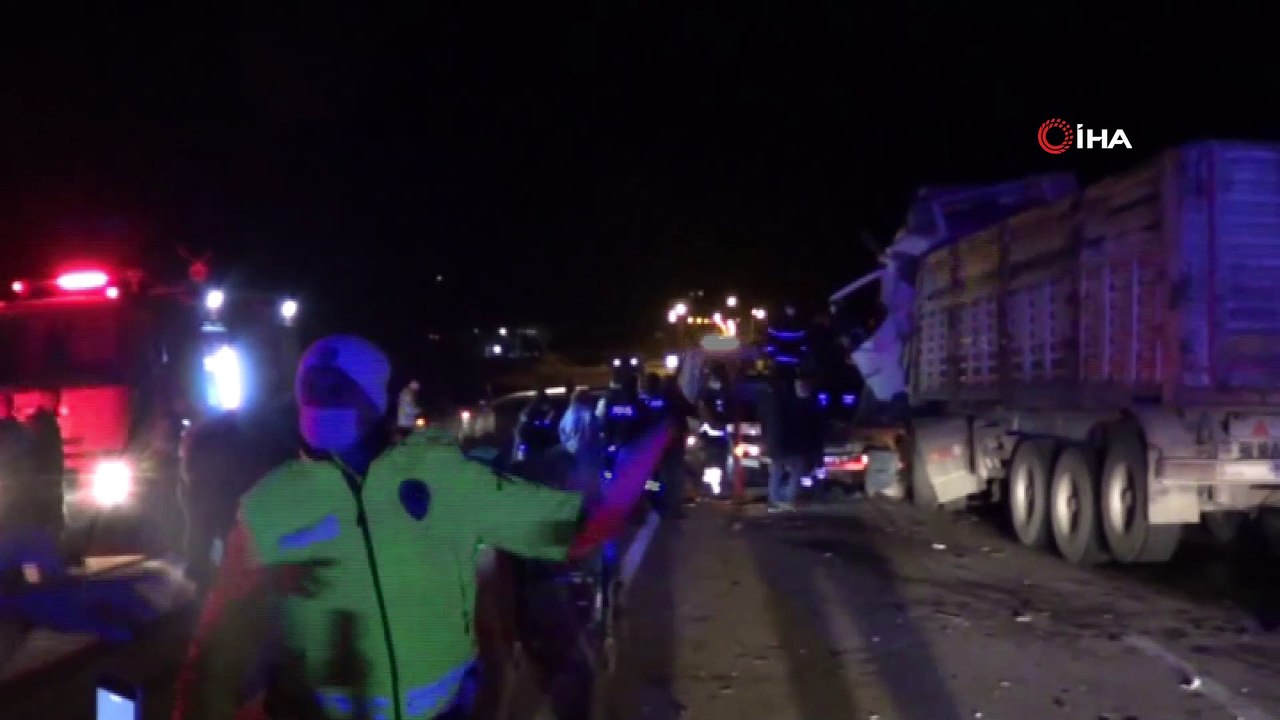 5 tır zincirleme kaza yaptı, karayolu savaş alanına döndü: 2 ağır yaralı