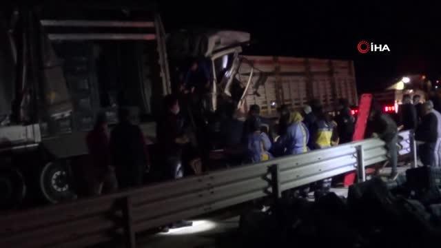 Son dakika haberleri... 5 tır zincirleme kaza yaptı, karayolu savaş alanına döndü: 2 ağır yaralı