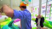 Blippi Español visita un patio de juegos cubierto | Videos Educativos | Aprender los colores y mas part 1
