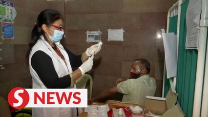 Скачать видео: India fast-tracks foreign vaccines amid surge in Covid-19 cases