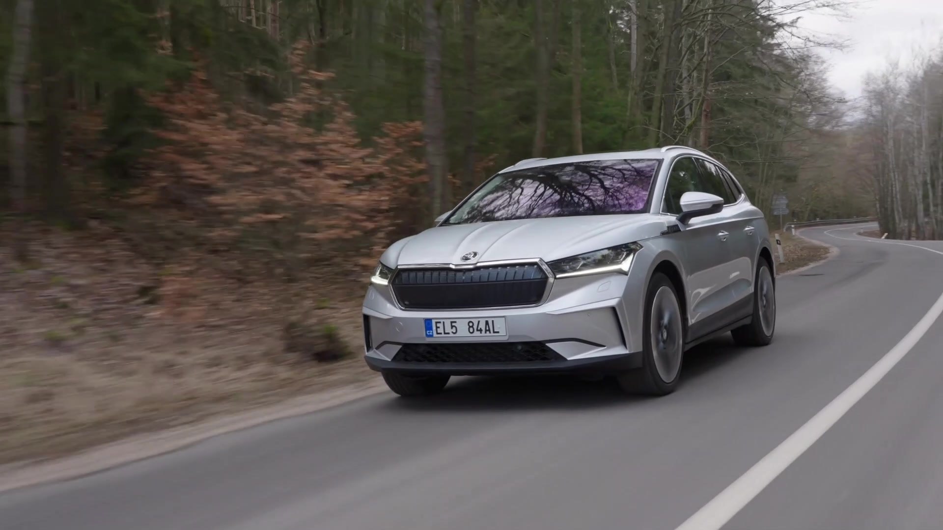 The new SKODA ENYAQ iV in Brilliant Silver Driving Video - video Dailymotion
