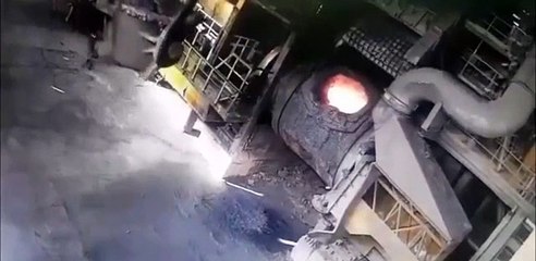Erimiş çelik kazanından saniyelerle kurtuldu