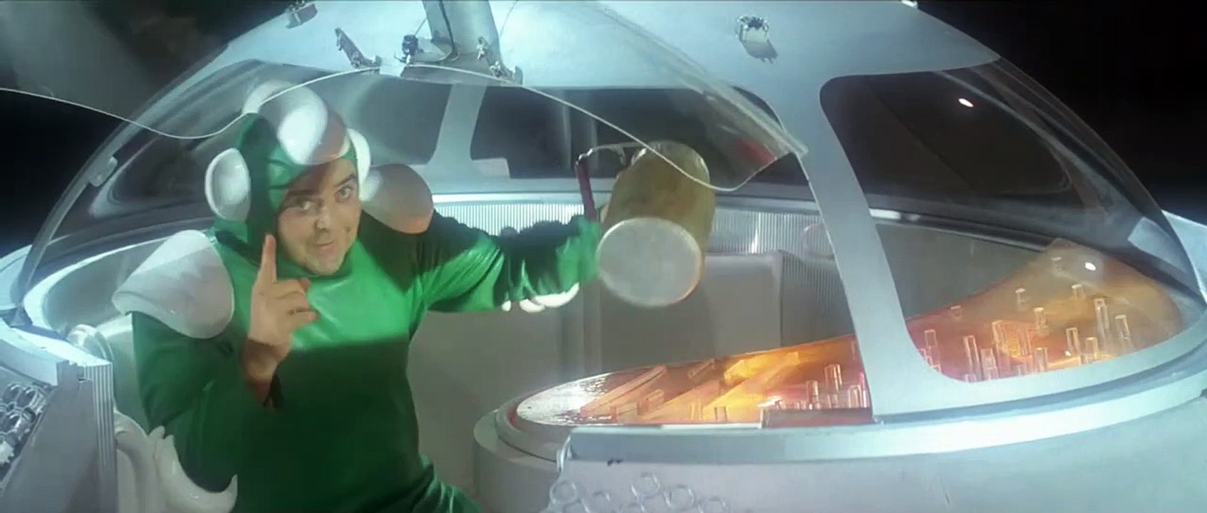 LA SOUPE AUX CHOUX Film - Extrait  avec Louis de Funès Jean Carmet, et Jacques Villeret - Soucoupe volante