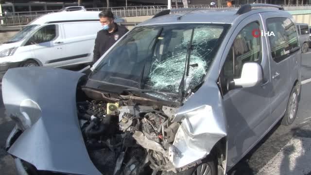 Beylikdüzü E-5'te iki araç çarpıştı: 2 yaralı