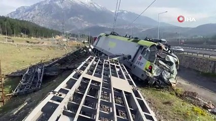 Adana'da yük trenleri çarpıştı: 2 makinist yaralandı