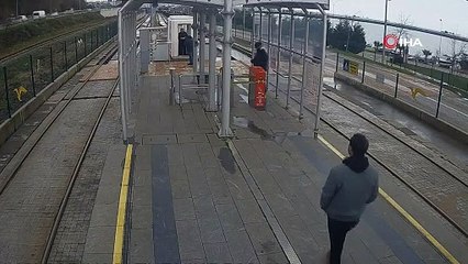 Tramvay durağında kalp krizi geçiren gence özel güvenlikten kritik müdahale kamerada