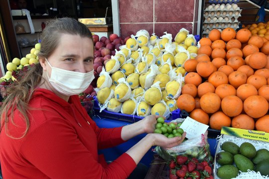 Kilosu 100 liradan satılan erik, 1 saatte tükendi