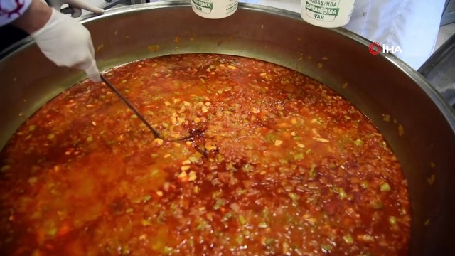 Dev kazanlarda pişirilen yemekler ihtiyaç sahiplerine dağıtılıyor