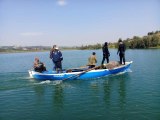 Adana'da balık tutmak için baraj gölüne açıldıkları tekne batan 2 kişiden biri boğuldu