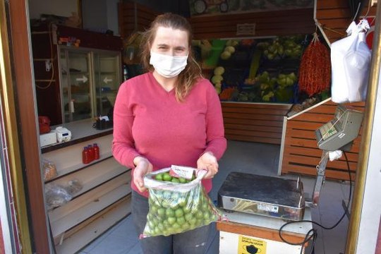 Kilosu 100 liradan satılan erik, tezgaha iner inmez tükendi