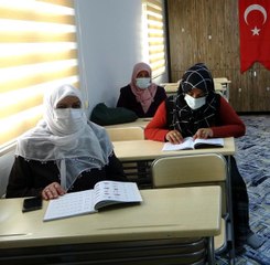 60 yaşındaki Nurhayat Teyze'nin okuma azmi