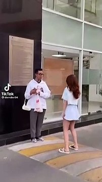 Chàng trai bất lực cầm điện thoại hỗ trợ bạn gái quay TikTok