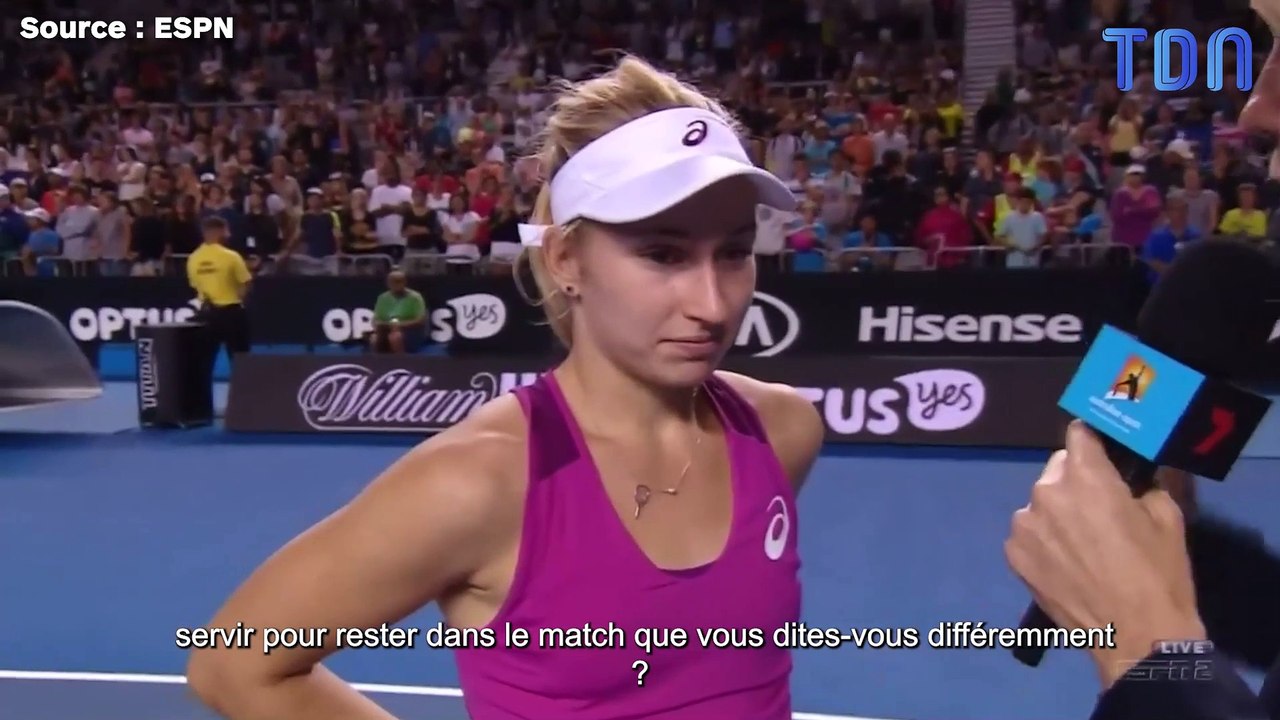 La foule éclate de rire lorsqu'une joueuse de tennis dit être «bonne par derrière»