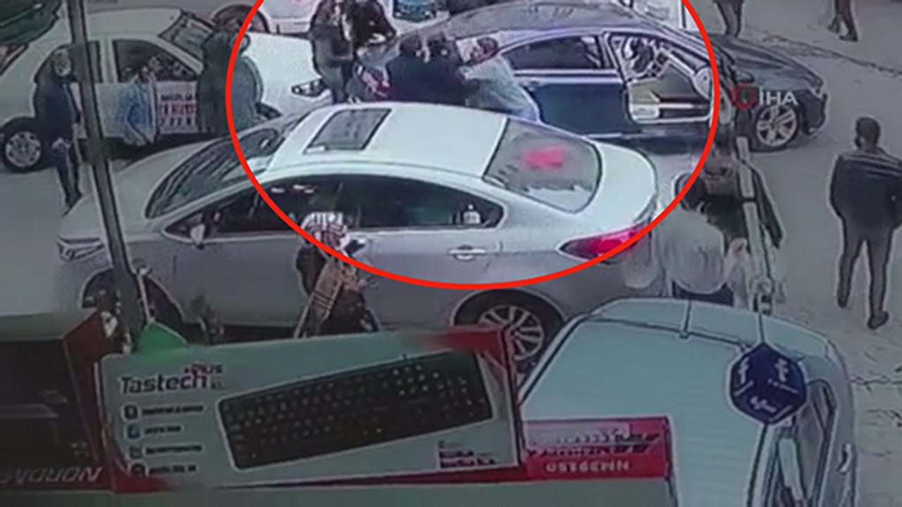 Husumetli gruplar ortalığı savaş alanına çevirdi: Sopalar, parke taşları havada uçuştu