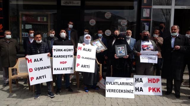 Muş Kardeşlik Platformu, HDP binası önünde oturma eylemi yapan ailelere destek verdi
