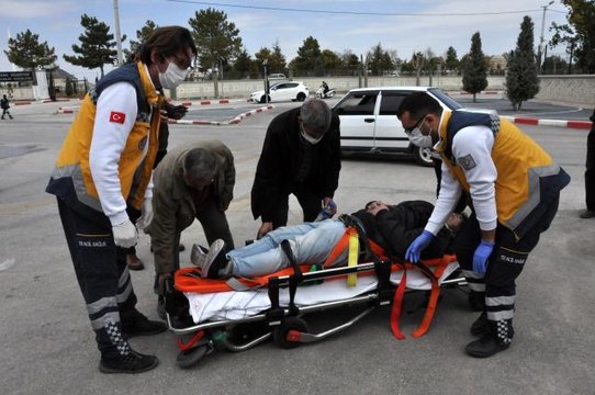 Otomobil ile çarpışan motosiklet sürücü genç yaralandı
