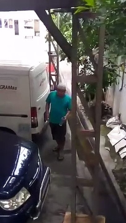 Viral, Lihat yang dilakukan Pria ini saat Terciduk Minum di siang hari Pada Bulan Puasa