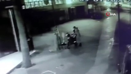 Motorcu kıyafetli motosiklet hırsızı kamerada