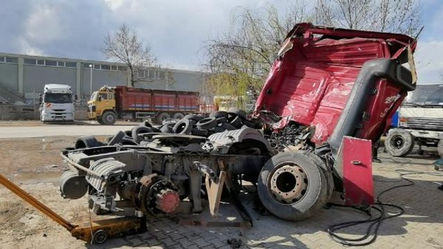 Son dakika gündem: FACİADA TIR ŞOFÖRÜ, ÇARPMAYI ÖNLEMEK İÇİN YOLUN SAĞINA VE SOLUNA KAÇMA EYLEMİNE BAŞVURMAMIŞ -ARŞİV GÖRÜNTÜLERLE