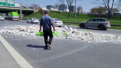 Bakırköy'de virajı dönen tırın taşıdığı tuğlaların yola savrulması nedeniyle trafik aksadı
