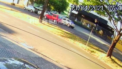 Скачать видео: Vídeo: Motorista tomba carro após colidir em veículos estacionados, em Maringá