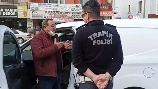 Polis uygulamasına rağmen cep telefonuyla konuşmaya devam etti