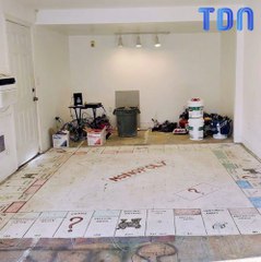 Ils découvrent un Monopoly géant en arrachant un tapis de leur maison