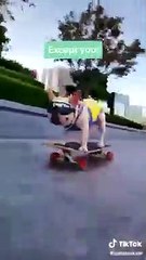 Chien sur une planche à roulette