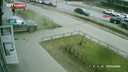 Rusya'da baba ve oğlu otomobilin altında kalmaktan son anda kurtuldu