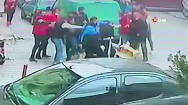 Son dakika: Ortalık savaş alanına döndü...Kaza sonrası çıkan taşlı, sopalı kavga kameralara yansıdı