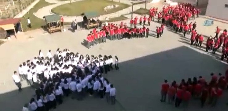 Manisalı öğrencilerden Mehmetçiğe destek için ay-yıldızlı koreografi