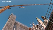 Wahre Akrobaten: Handwerker wirken auf der Baustelle von Notre-Dame