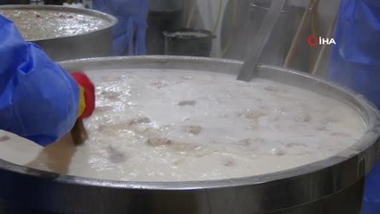 - El Halil'deki İbrahim Tekkesi'nde yoksullara iftar yemekleri dağıtılıyor