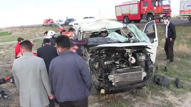 Sürücüsünün direksiyon hakimiyetini kaybettiği kamyonet bariyerlere çarparak durabildi: 2 yaralı