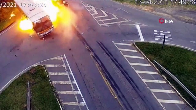 - Brezilya’da tırın çarptığı otobüs alev aldı: 1 ölü