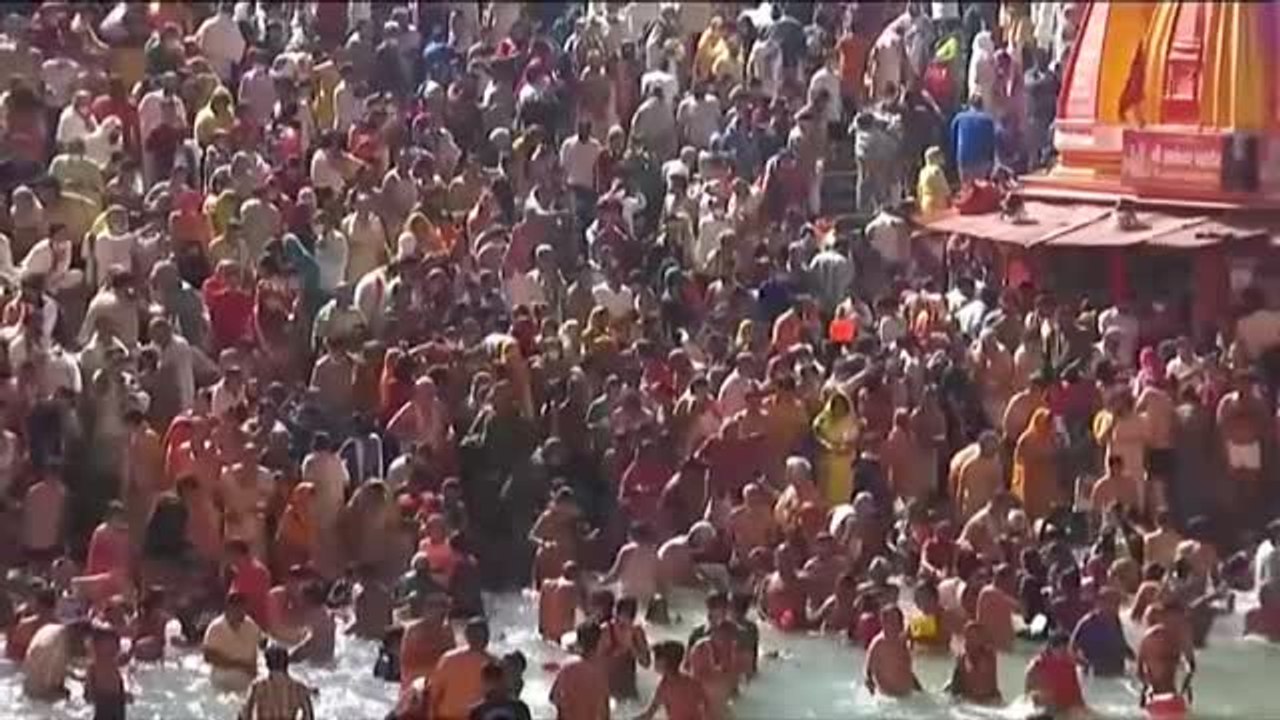 A pesar de la covid, cientos de miles de devotos se bañan en el Ganges