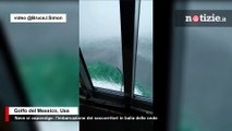 Usa, nave si capovolge nel Golfo del Messico: il video dei soccorritori in balia delle onde
