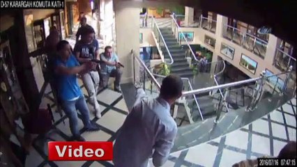 İşte darbe karşıtı askerlerin Özel Kuvvetler Karargahına girme anı