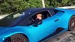 Ce papa laisse son enfant au volant de sa Lamborghini Huracan... risqué